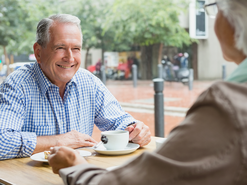 senior couple sitting with coffee 6YDM4EB