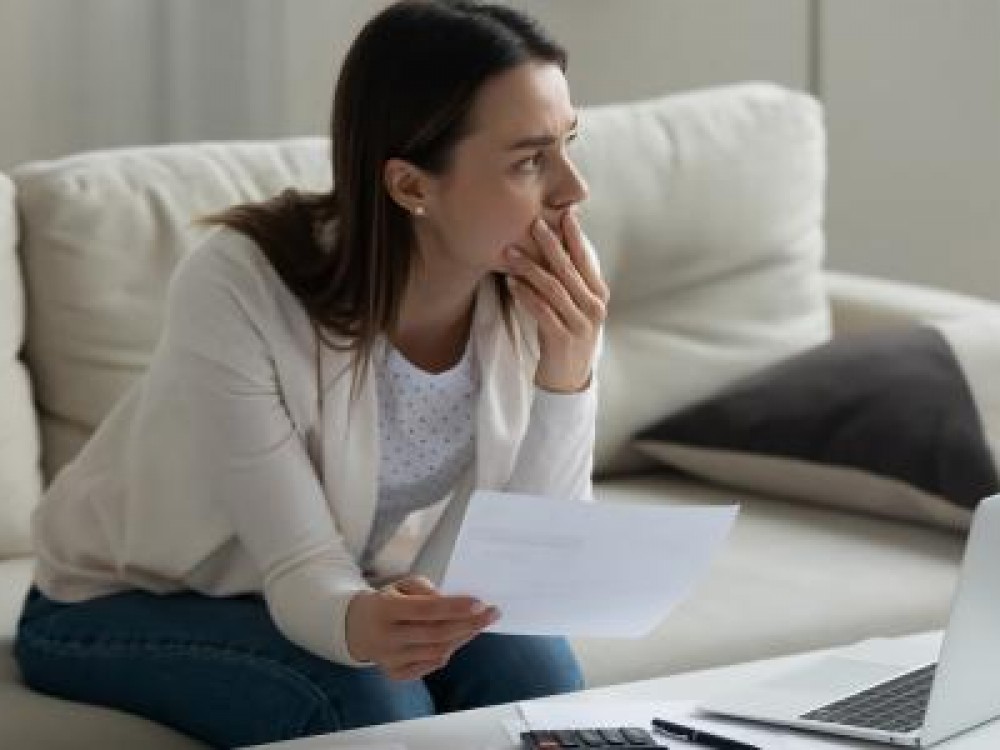 vrouw nadenken administratie